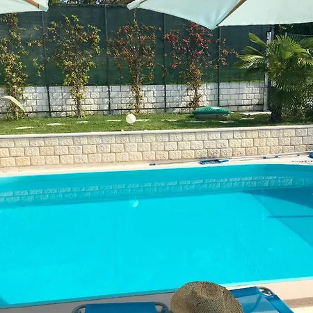 Apartman Sweet With Private Pool Lori